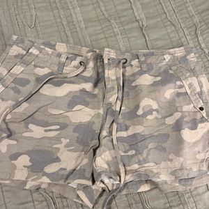 Gap size 6 camo shorts